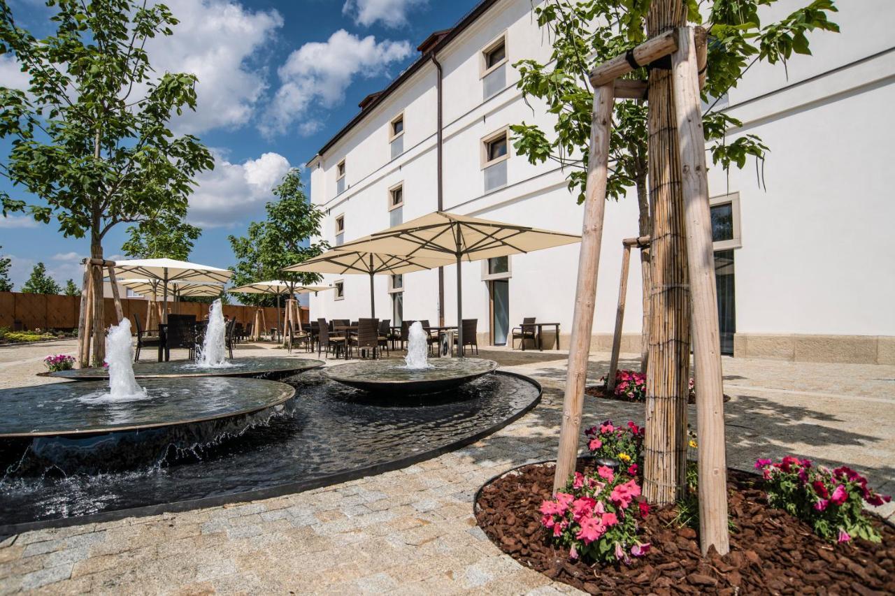 Lotrinsky Hotel Velké Pavlovice Esterno foto