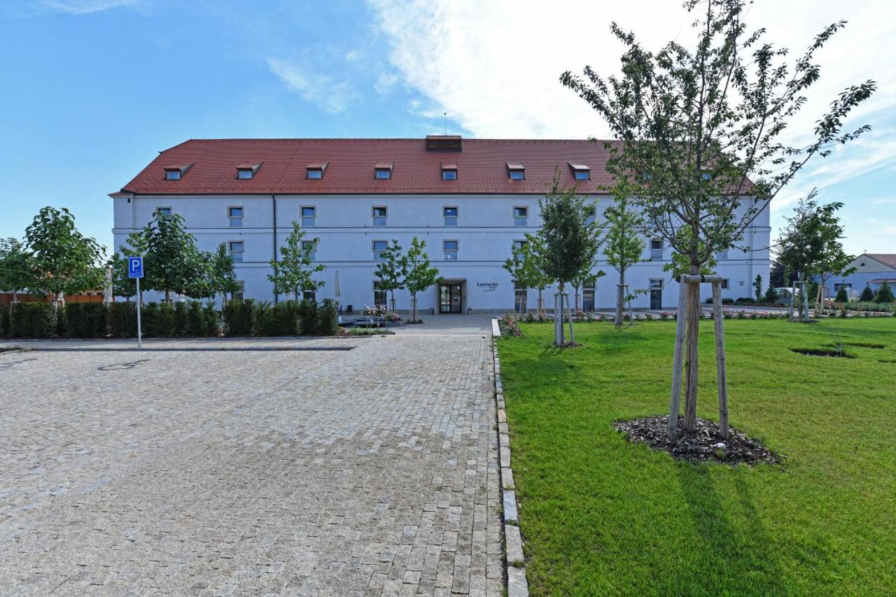 Lotrinsky Hotel Velké Pavlovice Esterno foto