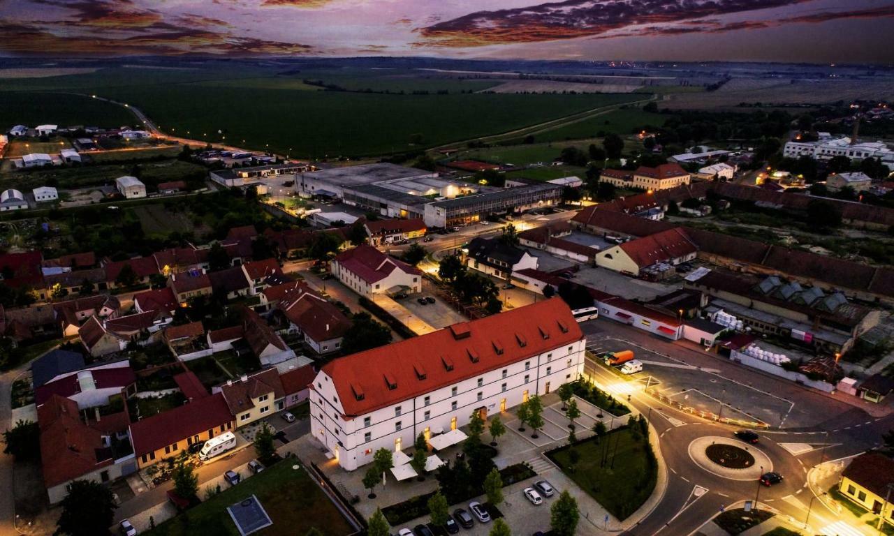 Lotrinsky Hotel Velké Pavlovice Esterno foto